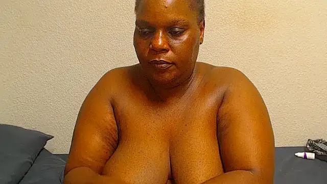 Snapshot of Busty42DDZA chatting on 05.01.26 Busty42DDZA online show from 05.01.26