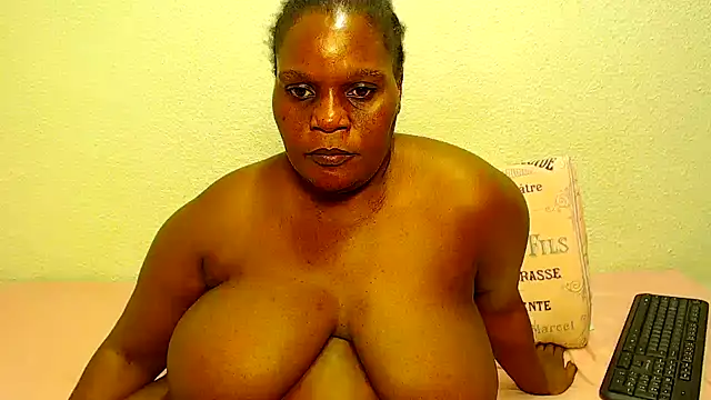 Snapshot of Busty42DDZA chatting on 05.10.26 Busty42DDZA online show from 05.10.26