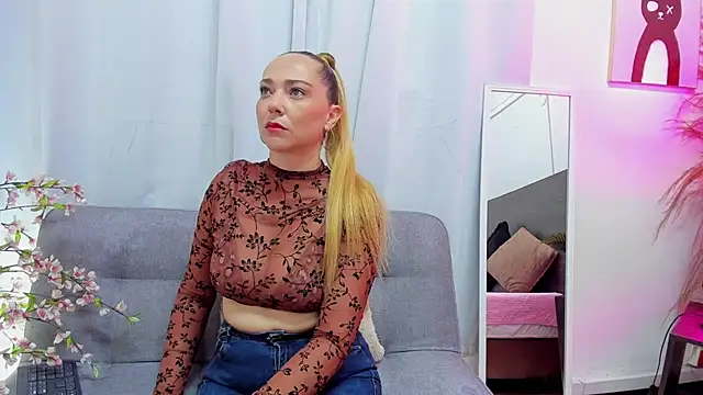 Snapshot of KahiaSmith chatting on 07.24.26 KahiaSmith online show from 07.24.26