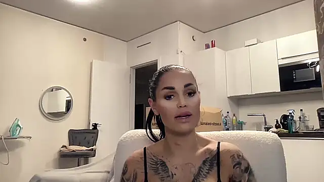 AMBER HARD online show from 06.11.26