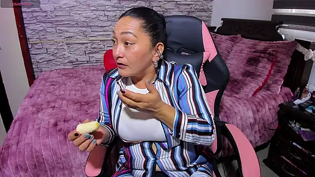 Milf Julianna online show from 04.30.26