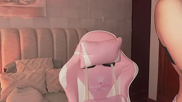 Snapshot of Alanna-Rosse chatting on 07.18.26 Alanna-Rosse online show from 07.18.26