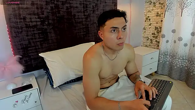 Snapshot of baby_west chatting on 03.11.26 baby west online show from 03.11.26