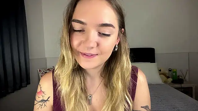 Snapshot of RoxyWet chatting on 07.16.26 RoxyWet online show from 07.16.26