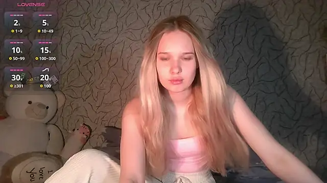Snapshot of Alice_Pleasance chatting on 06.04.26 Alice Pleasance online show from 06.04.26