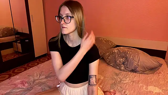Julia Charm online show from 06.21.26