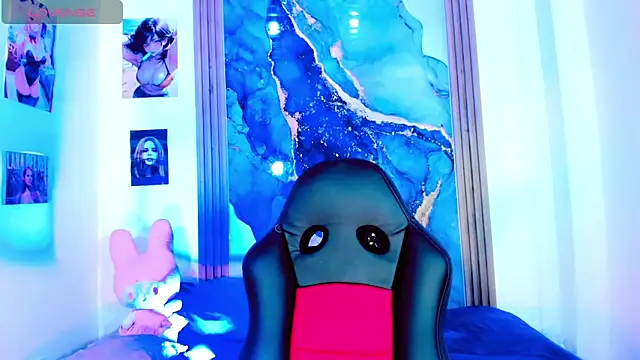 Snapshot of blonde_queen- chatting on 04.08.26 blonde queen- online show from 04.08.26