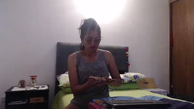 Taniafirelux online show from 03.25.26