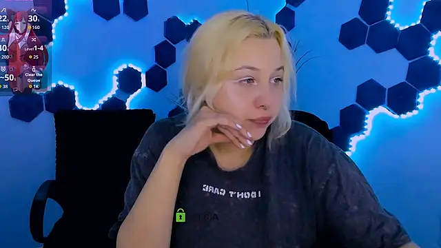 Snapshot of aria_blaze_ chatting on 03.19.26 aria blaze online show from 03.19.26