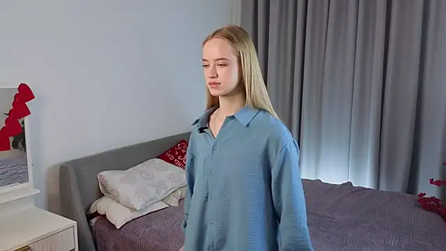 Snapshot of IselaObanner chatting on 03.22.26 IselaObanner online show from 03.22.26