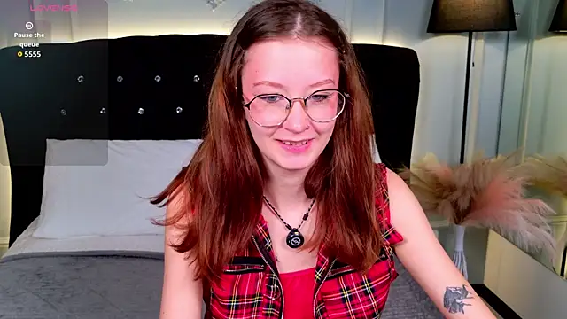 Snapshot of AmelieViolet chatting on 06.26.26 AmelieViolet online show from 06.26.26
