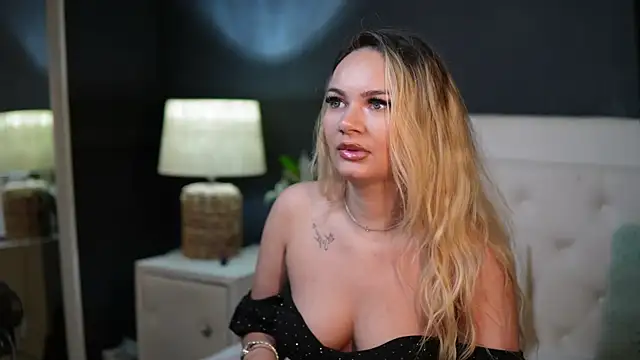Snapshot of DaliaParis chatting on 07.19.26 DaliaParis online show from 07.19.26