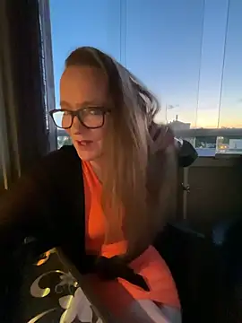 LizzieZ1975 online show from 05.23.26