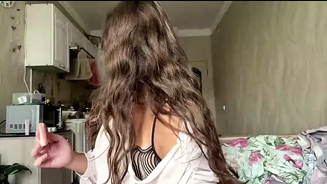 Snapshot of kamila_18_french chatting on 06.23.26 kamila 18 french online show from 06.23.26