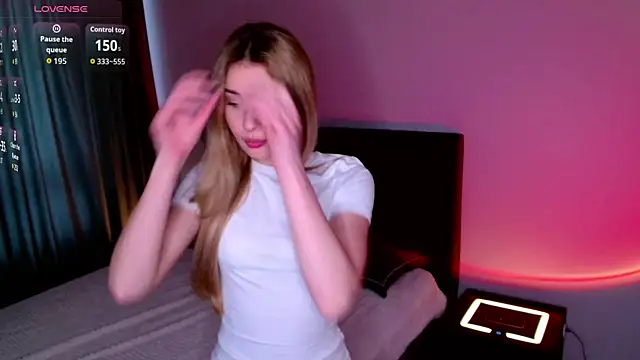 Snapshot of LulyDOLL chatting on 04.22.26 LulyDOLL online show from 04.22.26