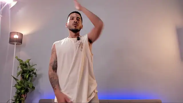 Snapshot of hashi_wood chatting on 03.30.26 hashi wood online show from 03.30.26