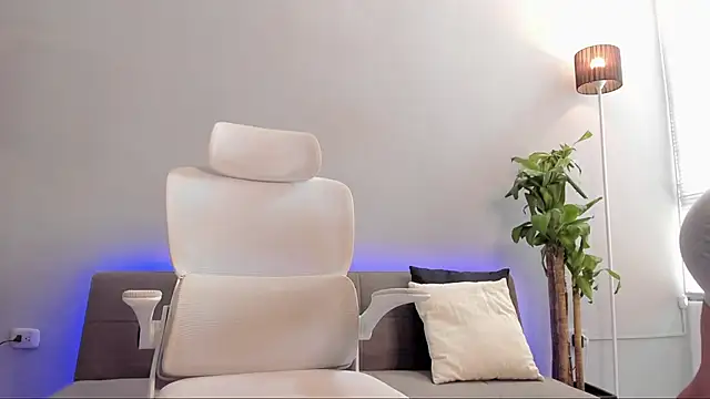 Snapshot of hashi_wood chatting on 04.13.26 hashi wood online show from 04.13.26