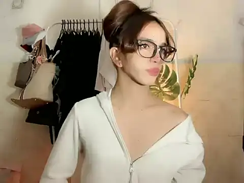 Leijona Milker online show from 06.19.26