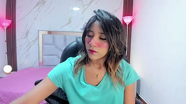 Snapshot of EsperanzaMora chatting on 04.21.26 EsperanzaMora online show from 04.21.26