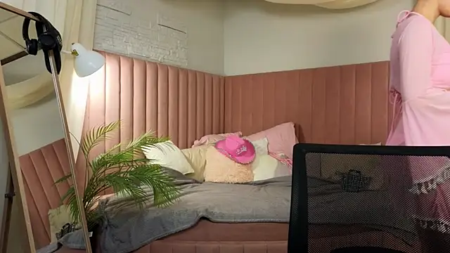 emma chaser online show from 04.22.26