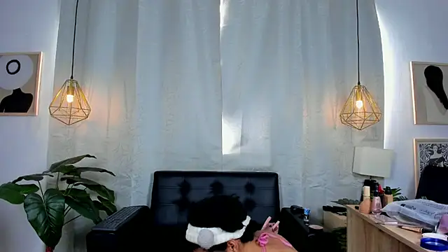 Snapshot of NahomiWhitte chatting on 04.27.26 NahomiWhitte online show from 04.27.26