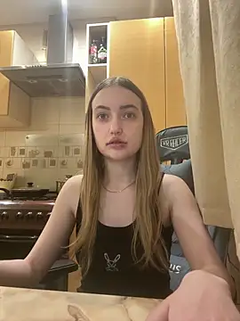 KariLindsey online show from 04.18.26