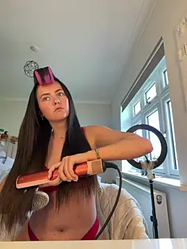 LolaSkyee online show from 04.18.26