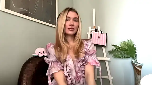 Snapshot of Alicesuperstar chatting on 03.31.26 Alicesuperstar online show from 03.31.26