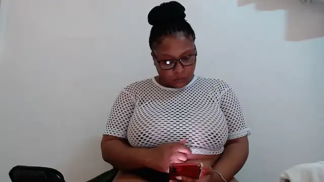 Snapshot of xxZoeyx chatting on 03.08.25 xxZoeyx online show from 03.08.25