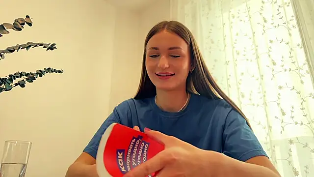 Snapshot of HallieHollo chatting on 04.01.26 HallieHollo online show from 04.01.26