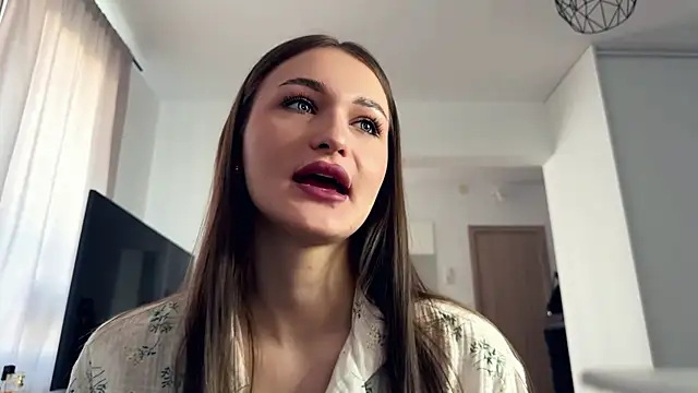 Snapshot of HallieHollo chatting on 04.04.26 HallieHollo online show from 04.04.26