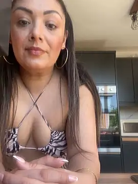 AmeliaUK online show from 04.07.26