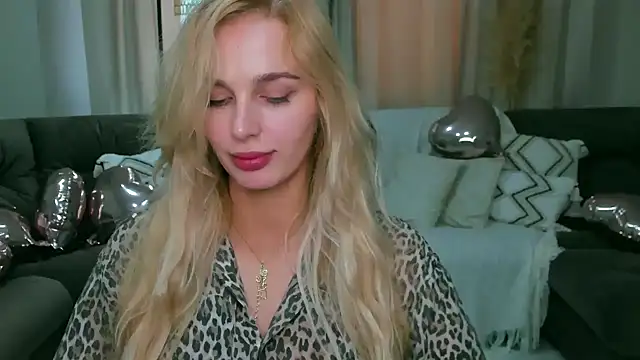 Snapshot of blonde__flirt chatting on 04.01.26 blonde flirt online show from 04.01.26