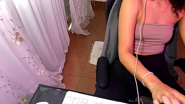 petitecurlybrunette online show from 05.15.26