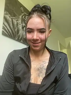 Snapshot of zoeelinks chatting on 04.14.26 zoeelinks online show from 04.14.26