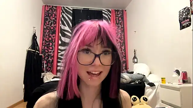 Snapshot of WifeAileen chatting on 05.25.26 WifeAileen online show from 05.25.26