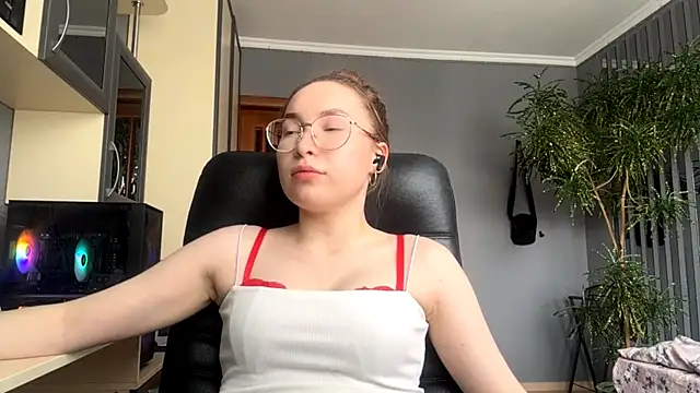 Milaissocute online show from 04.23.26