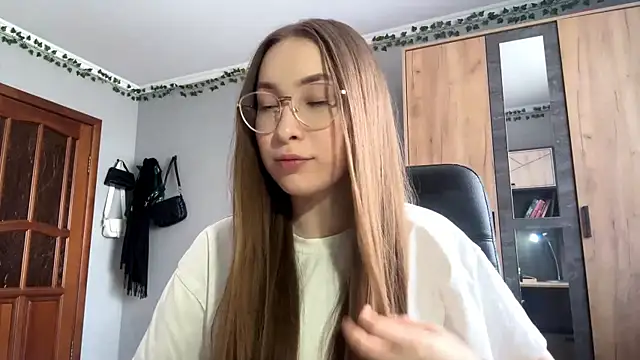 Milaissocute online show from 04.25.26