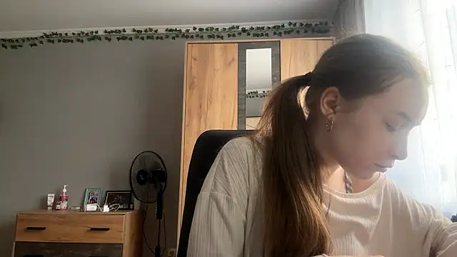 Milaissocute online show from 05.12.26