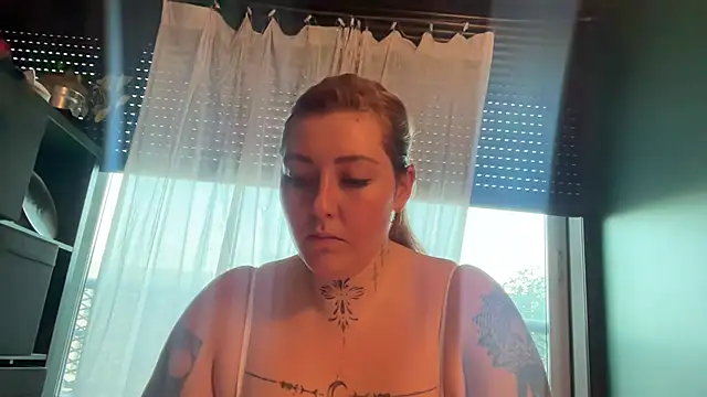 Snapshot of MaggievanG chatting on 06.17.26 MaggievanG online show from 06.17.26