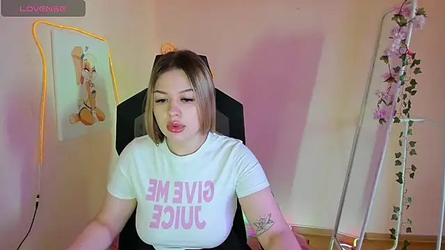 Snapshot of AmeliePeach chatting on 05.20.26 AmeliePeach online show from 05.20.26