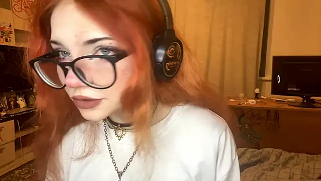 Snapshot of RedHeadCat chatting on 05.21.26 RedHeadCat online show from 05.21.26