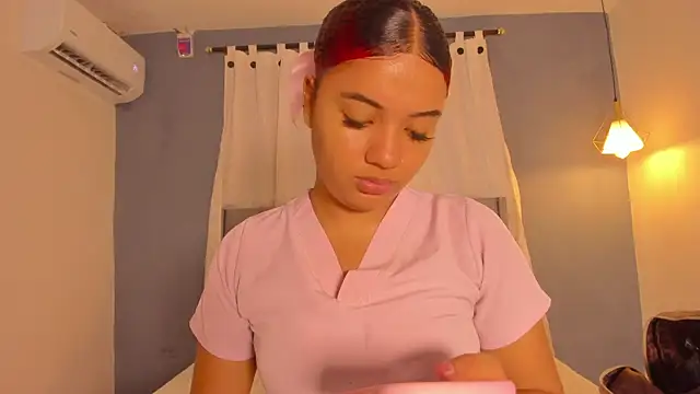 Snapshot of sweetkimmie_ chatting on 04.22.26 sweetkimmie online show from 04.22.26