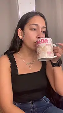 DulceLatinaxo online show from 06.17.26