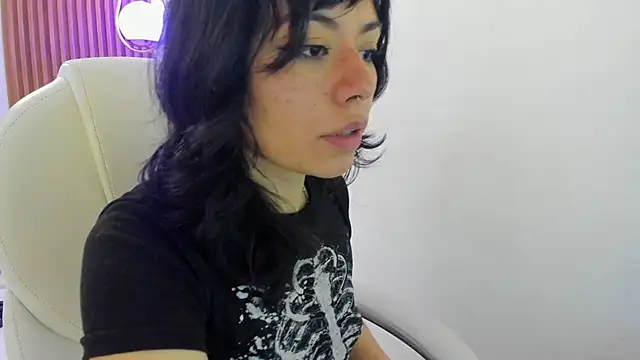 Snapshot of ghostmila chatting on 04.13.26 ghostmila online show from 04.13.26