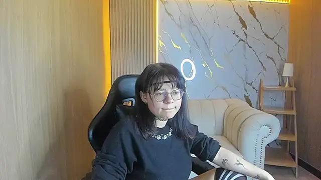 Snapshot of Amara_tf chatting on 04.15.26 Amara tf online show from 04.15.26