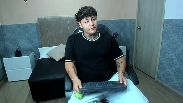 Snapshot of DAMON_SALVATTORE chatting on 04.14.26 DAMON SALVATTORE online show from 04.14.26