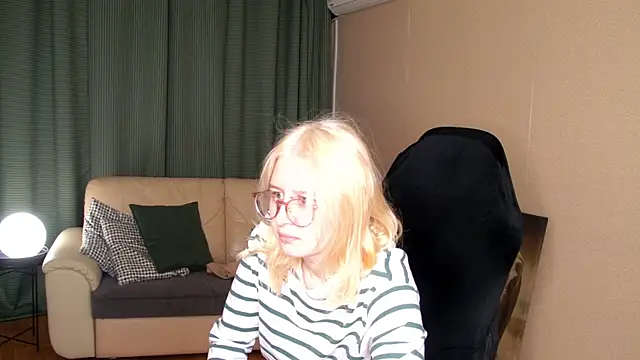 Snapshot of Lily_Spark_ chatting on 05.29.26 Lily Spark online show from 05.29.26