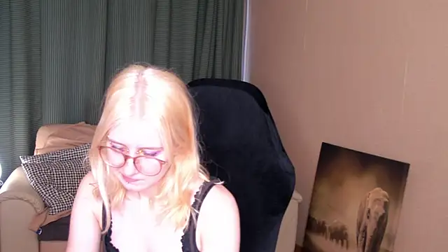 Snapshot of Lily_Spark_ chatting on 06.02.26 Lily Spark online show from 06.02.26