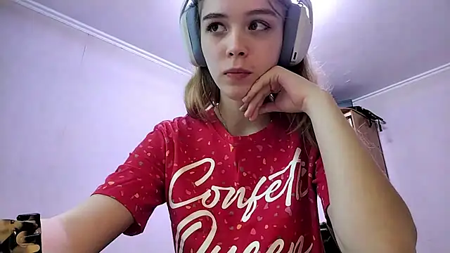 Snapshot of HebrewRiding chatting on 04.14.26 HebrewRiding online show from 04.14.26